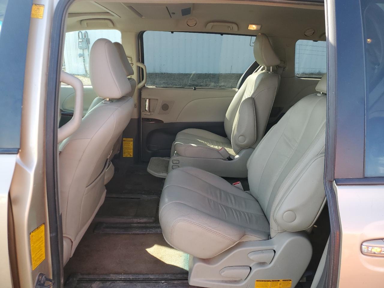 2012 Toyota Sienna - Image 11