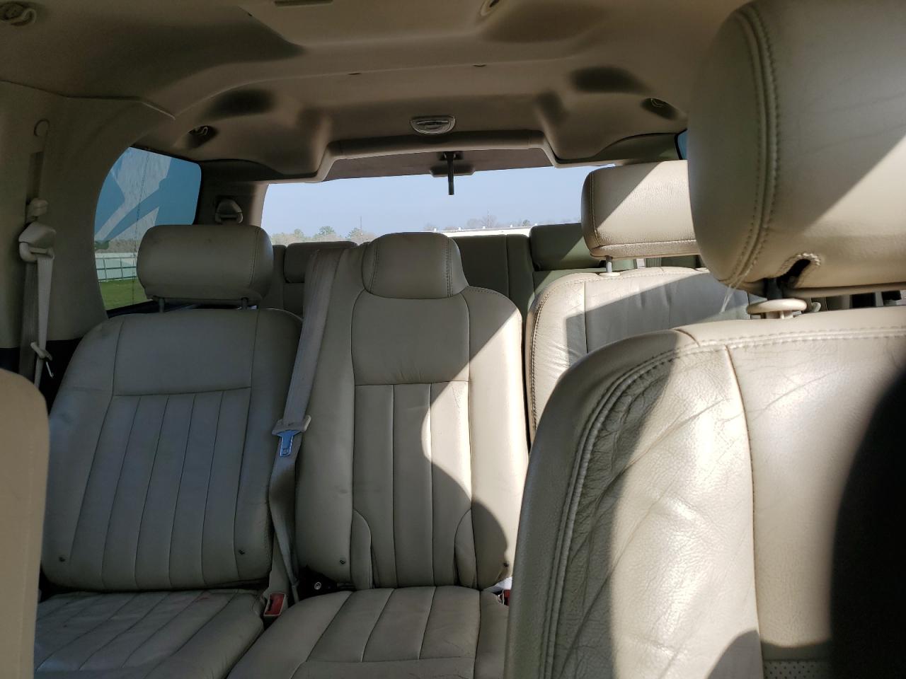 2004 Lincoln Navigator - Image 10