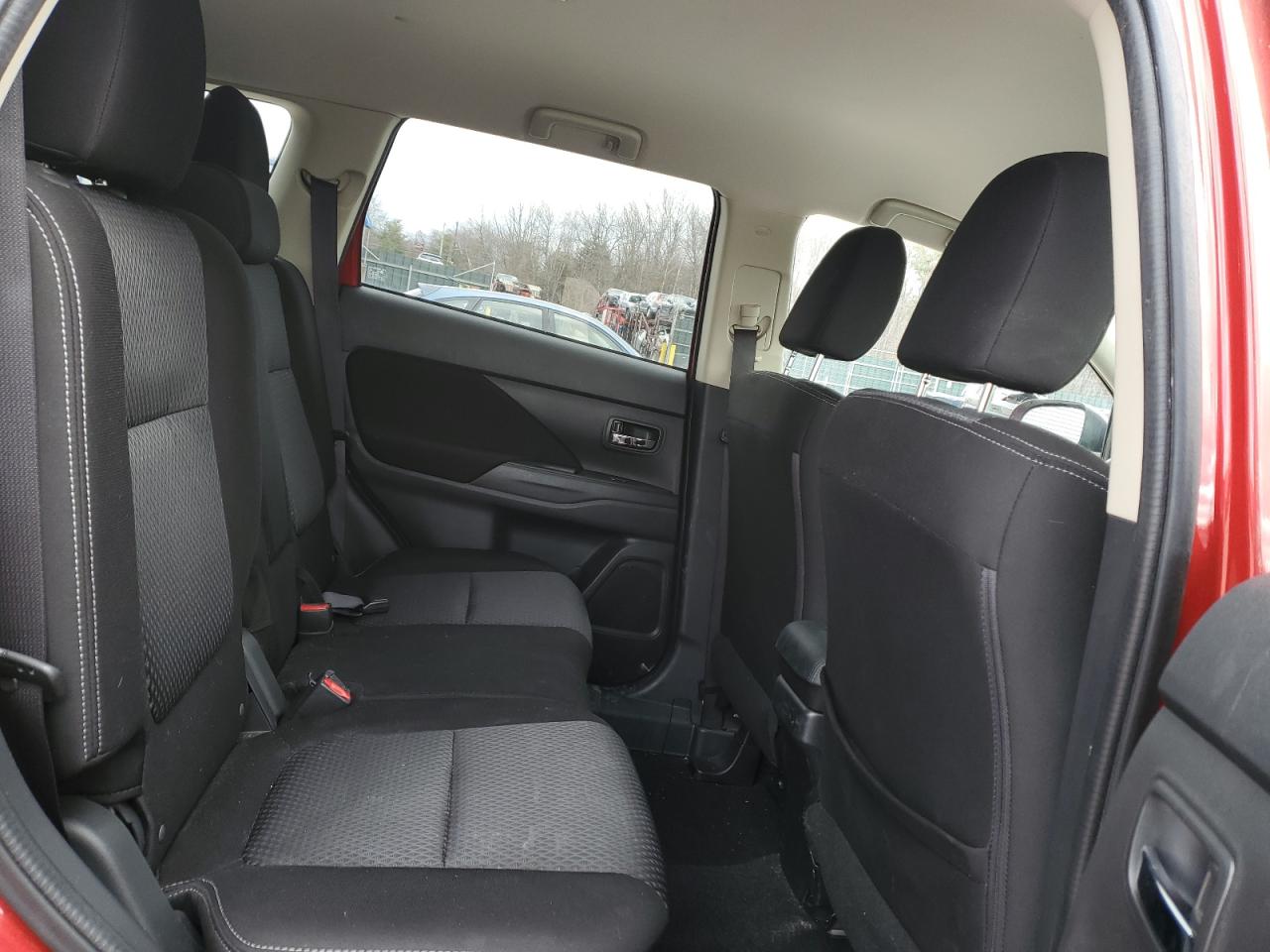 2018 Mitsubishi Outlander - Image 11