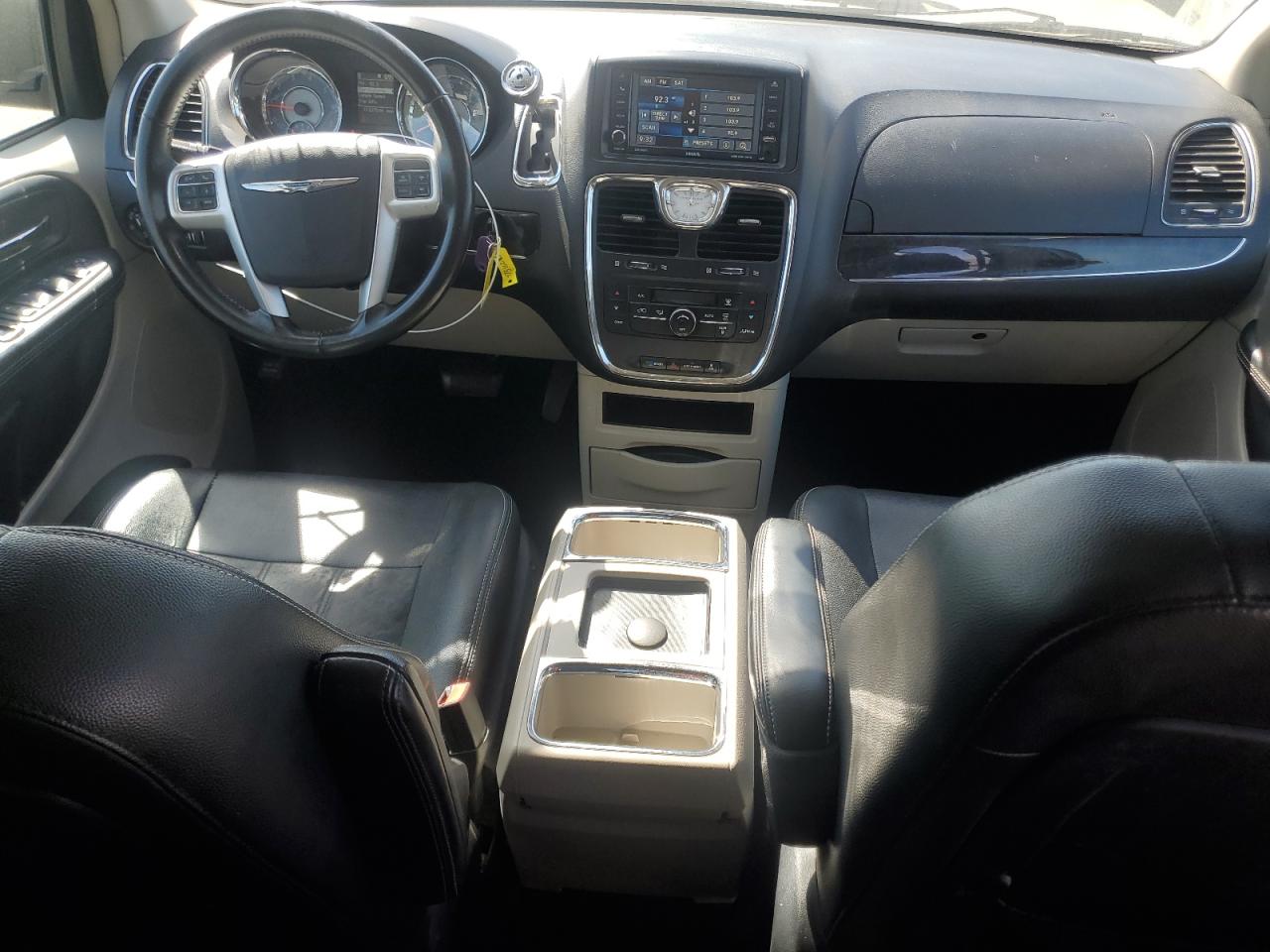 2016 Chrysler Town & Country - Image 8