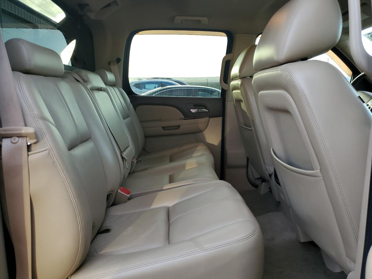 2010 Chevrolet Avalanche - Image 10