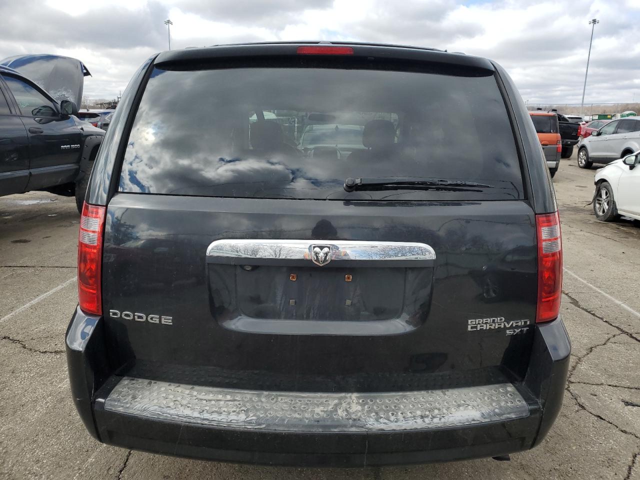 2010 Dodge Caravan - Image 6