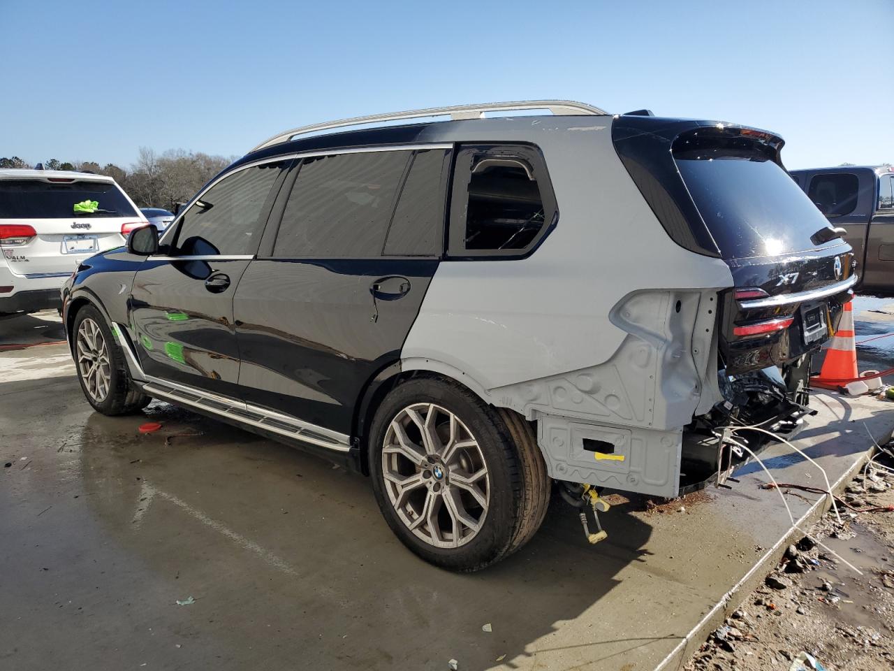 2024 BMW X7 - Image 2