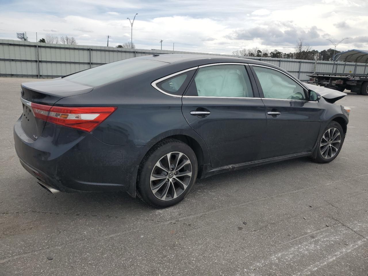 2016 Toyota Avalon - Image 3