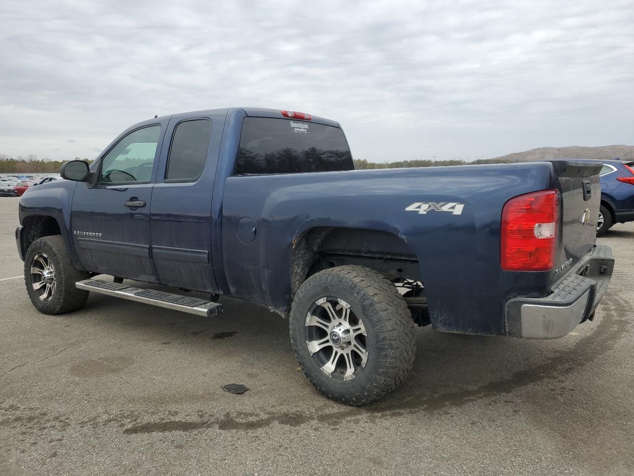 2009 Chevrolet Silverado - Image 2