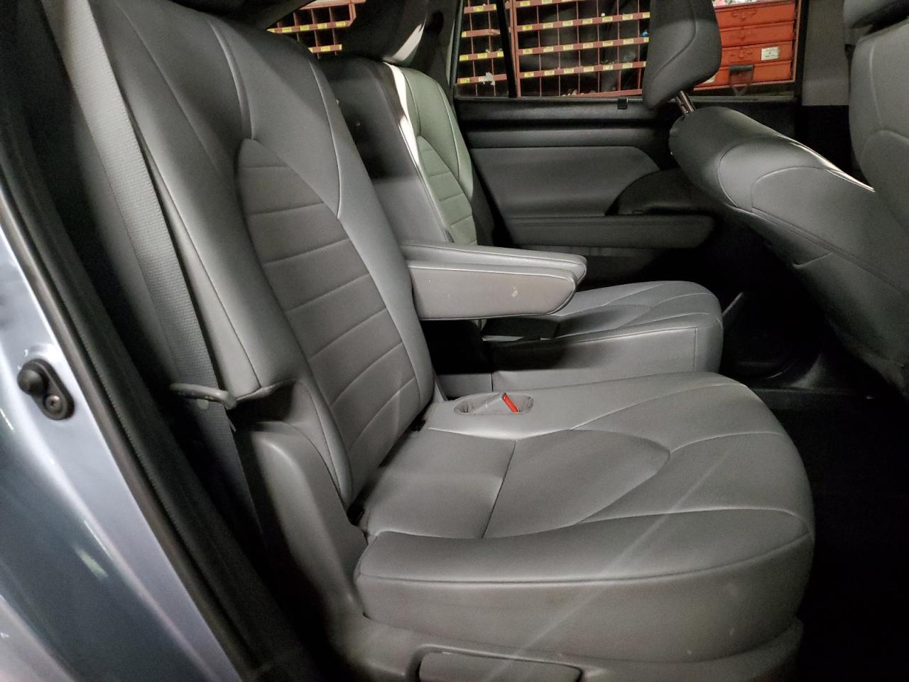 2021 Toyota Highlander - Image 11