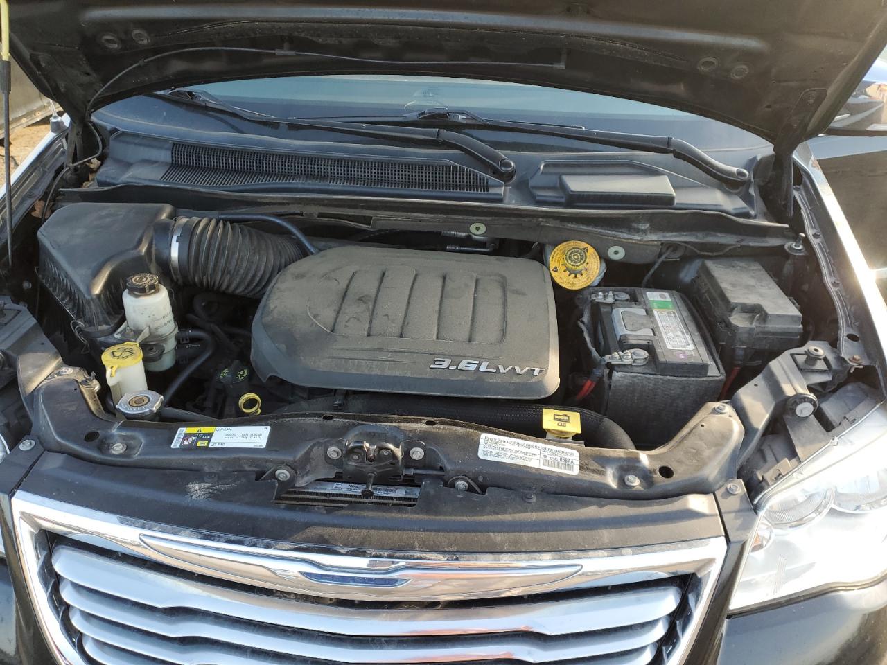 2014 Chrysler Town & Country - Image 12