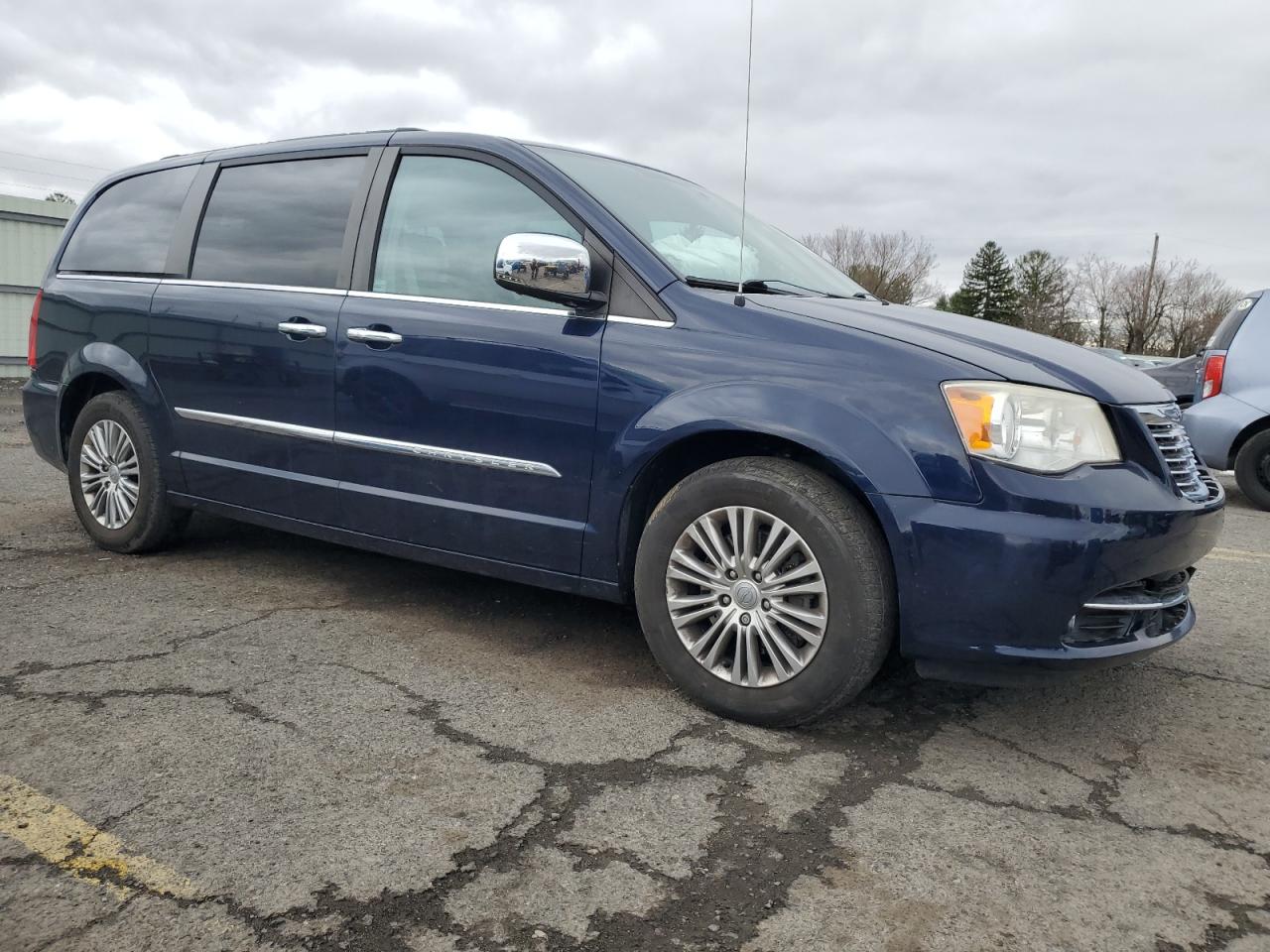 2013 Chrysler Town & Country - Image 4