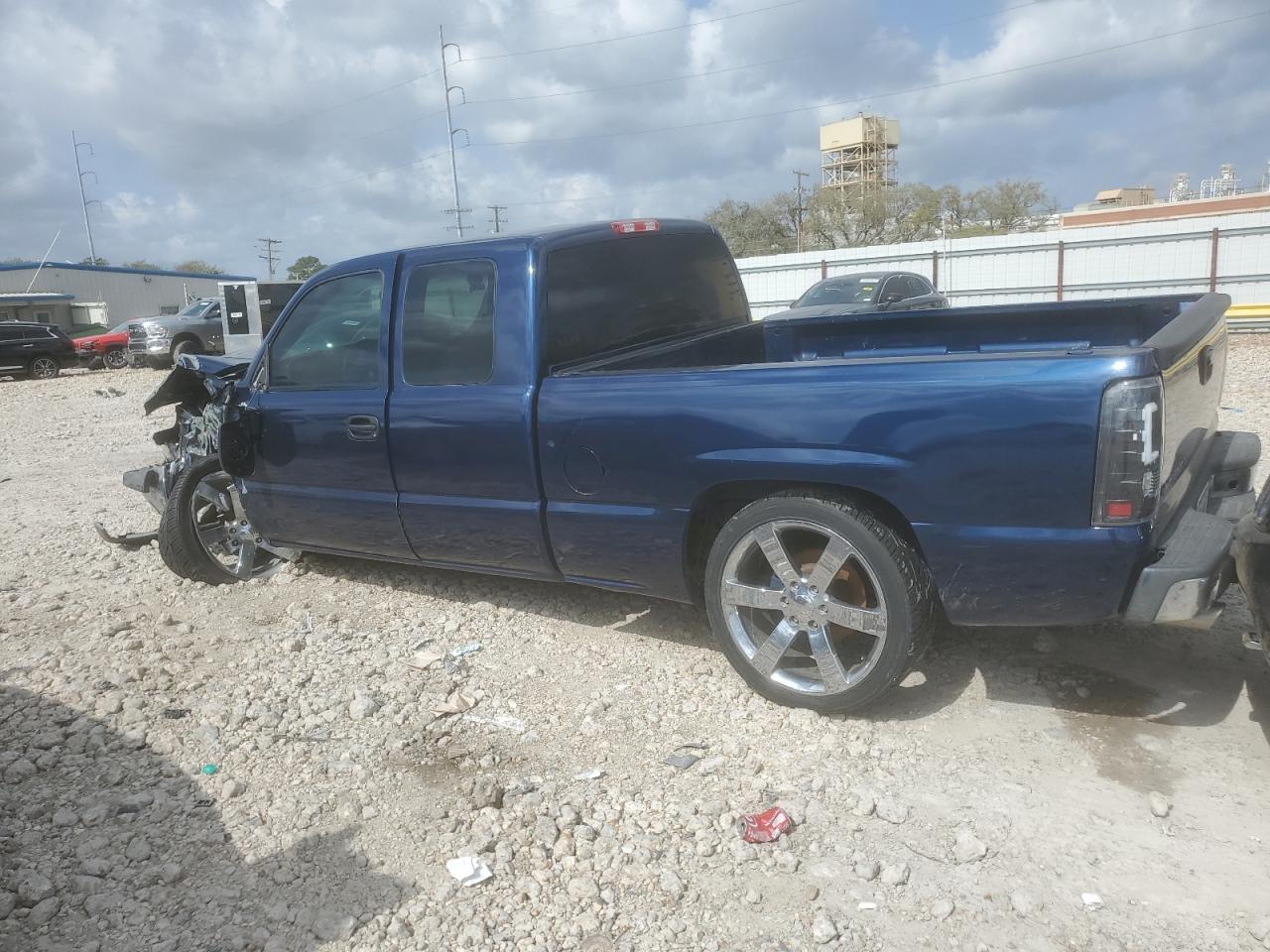 2000 Chevrolet Silverado - Image 2