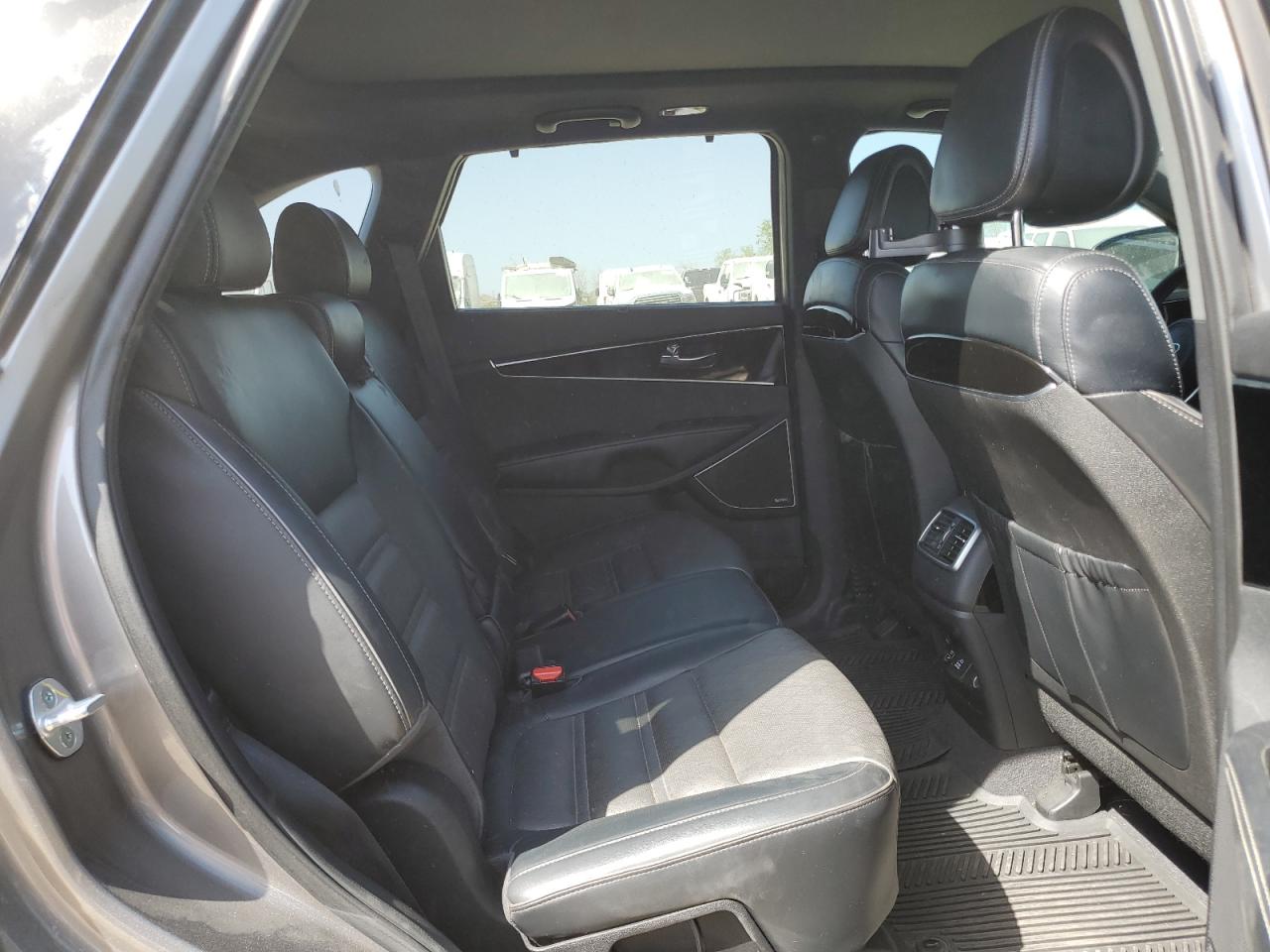 2016 Kia Sorento - Image 11