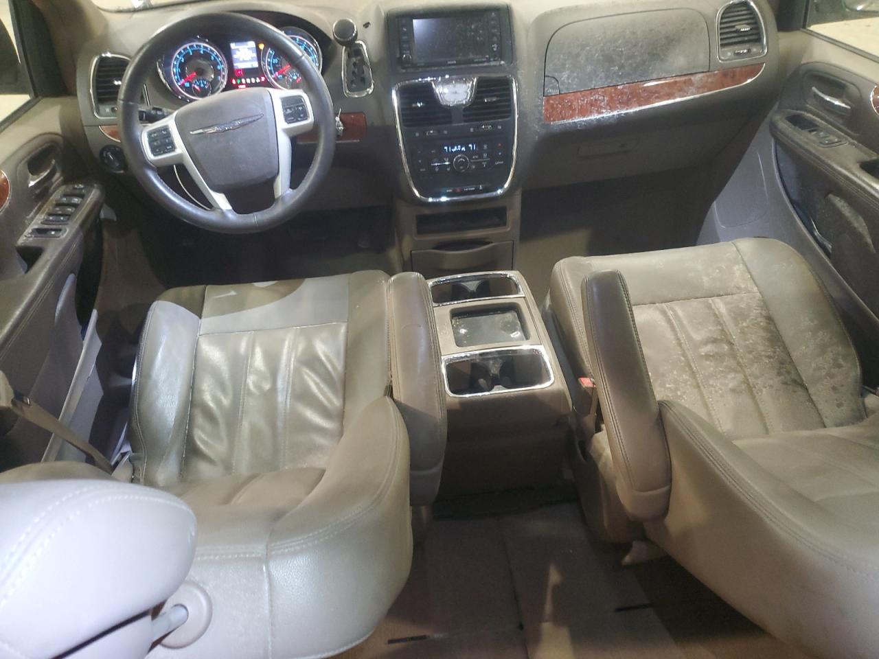 2015 Chrysler Town & Country - Image 8