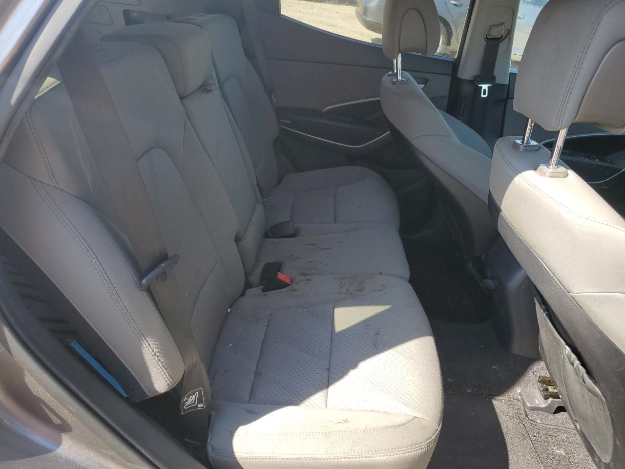 2016 Hyundai Santa Fe - Image 11