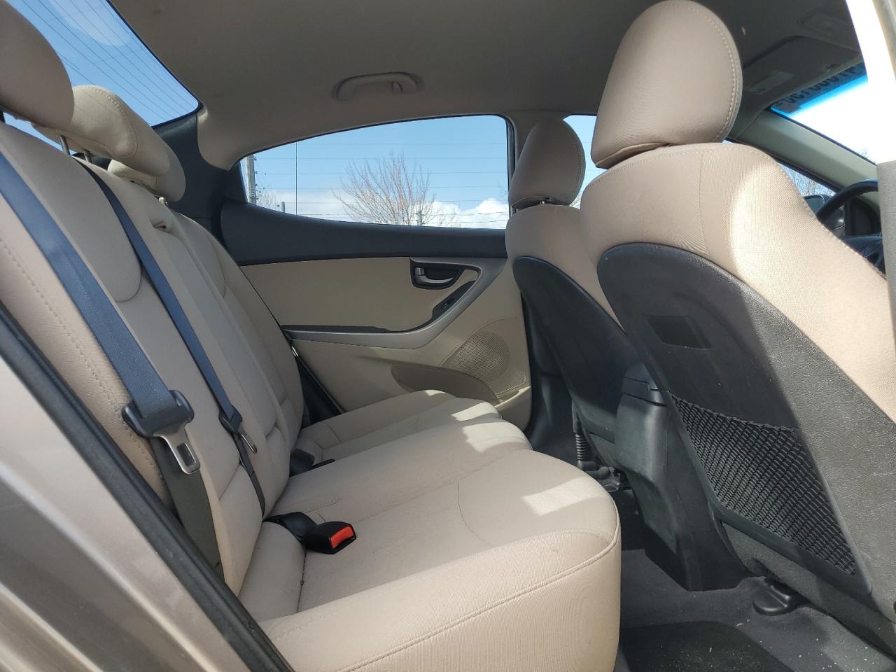 2016 Hyundai Elantra - Image 10