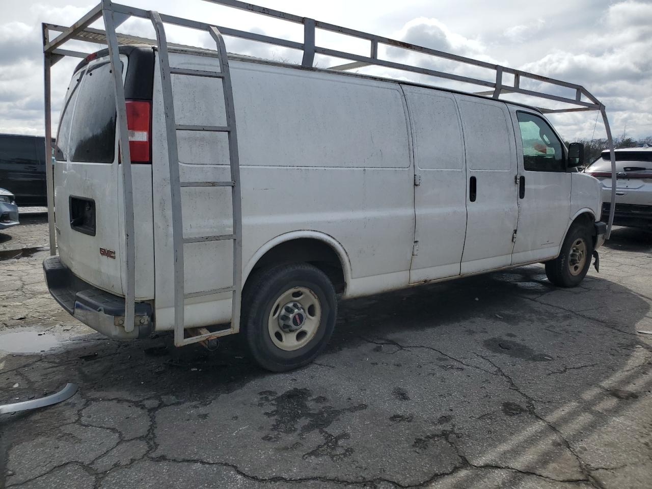 2018 GMC Savana - Image 3