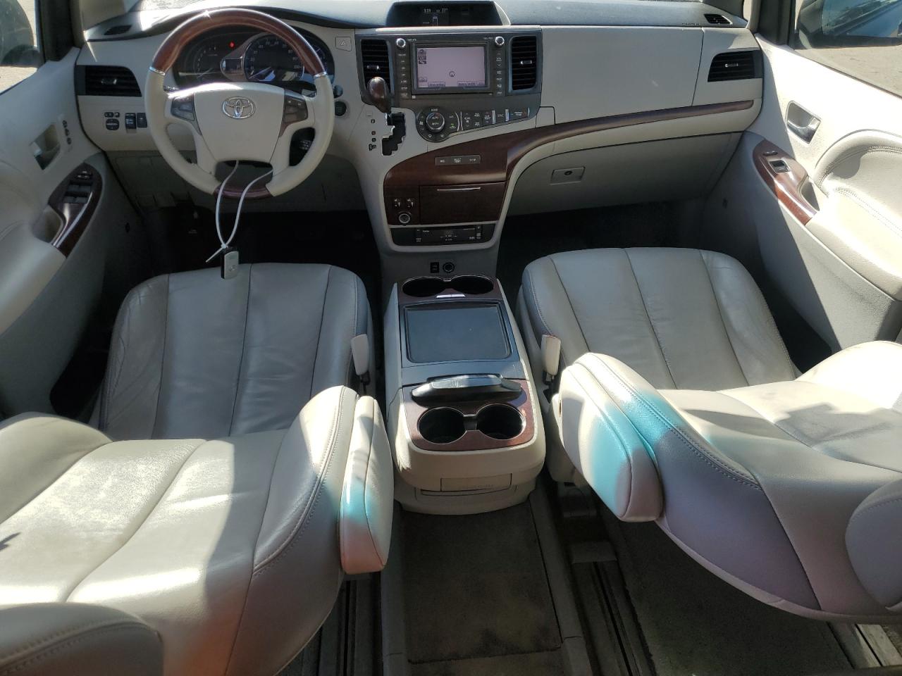 2012 Toyota Sienna - Image 8