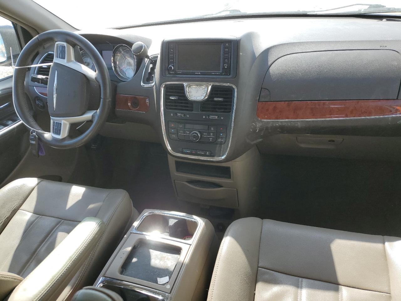 2014 Chrysler Town & Country - Image 8