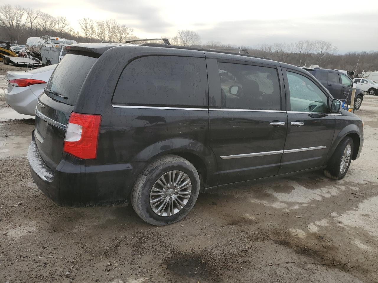 2015 Chrysler Town & Country - Image 3