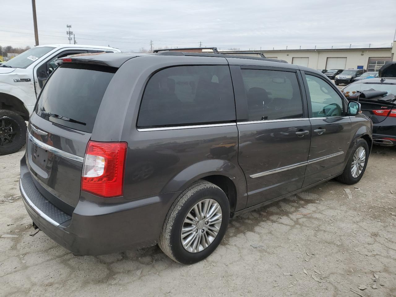 2015 Chrysler Town & Country - Image 3