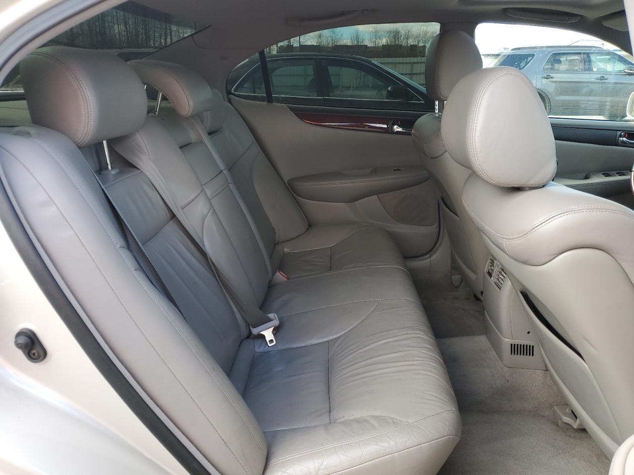 2002 Lexus ES - Image 10