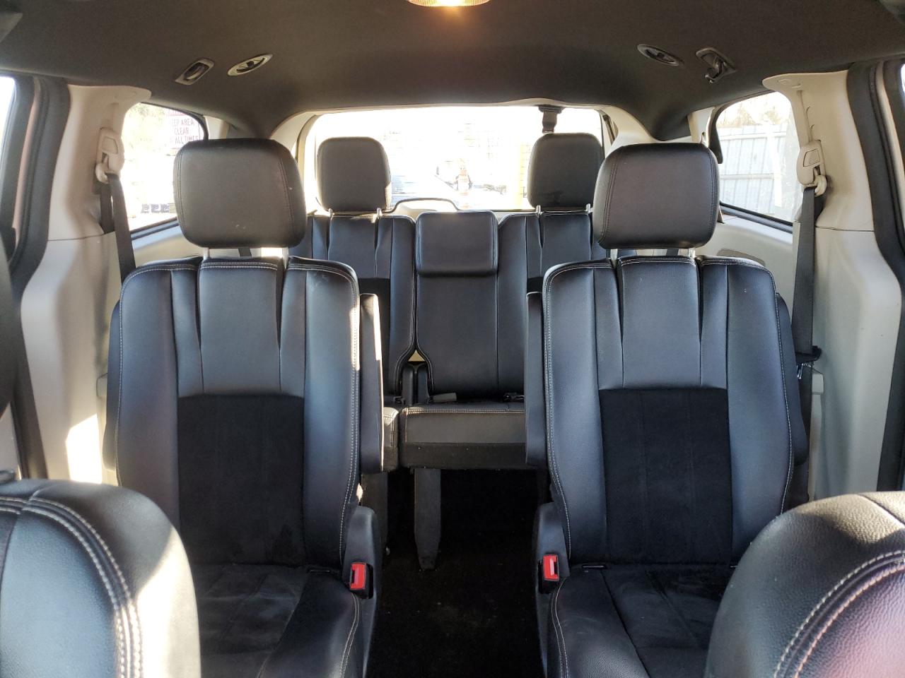 2017 Dodge Caravan - Image 10