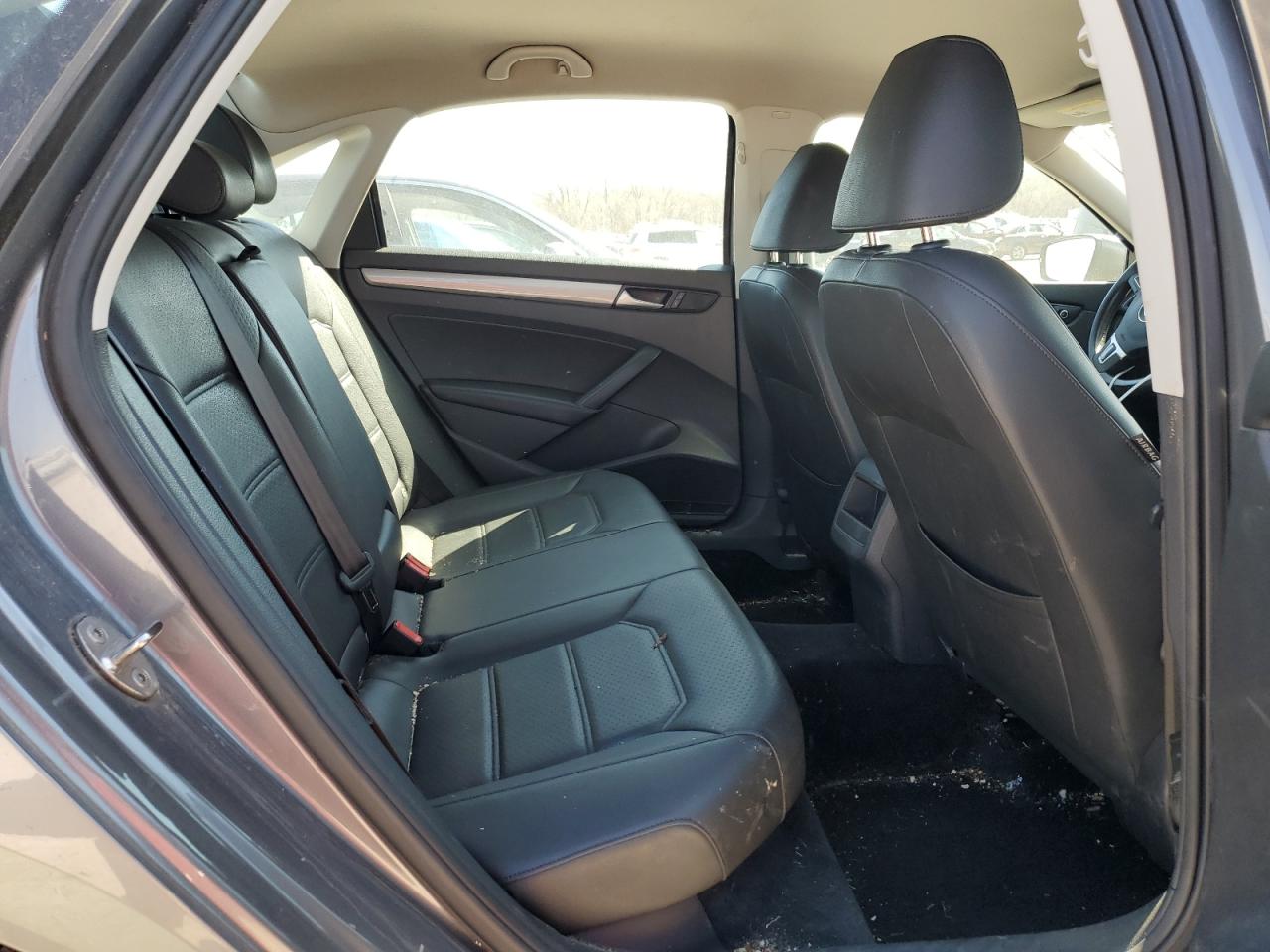 2015 Volkswagen Passat - Image 10