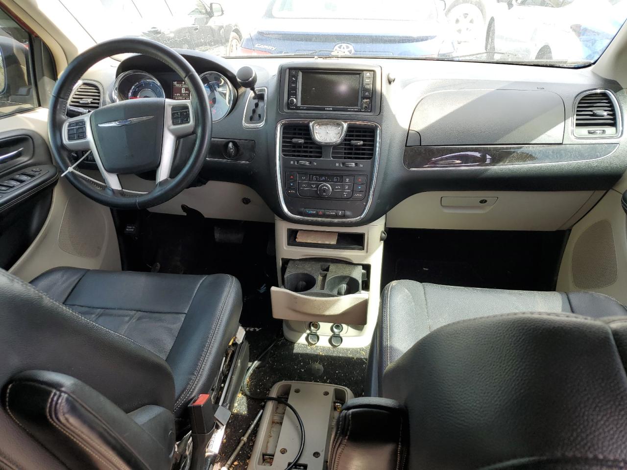 2014 Chrysler Town & Country - Image 8