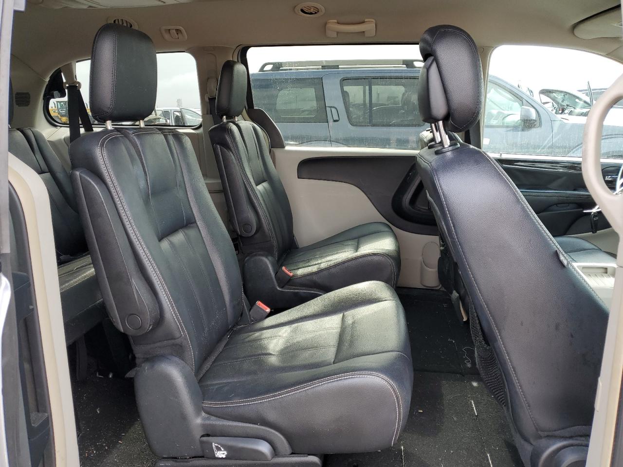 2016 Chrysler Town & Country - Image 10