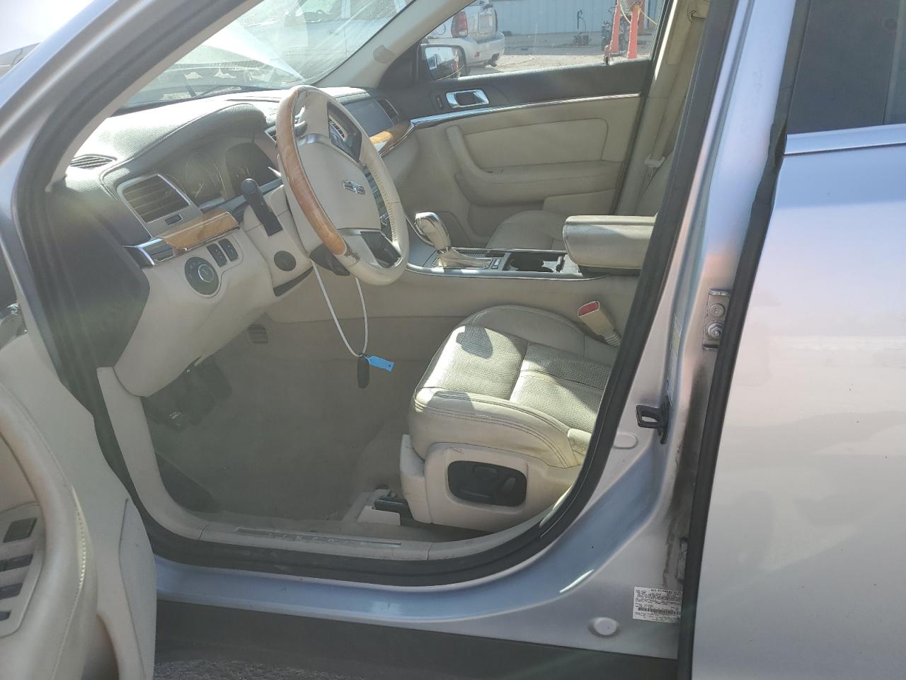 2010 Lincoln MKS - Image 7