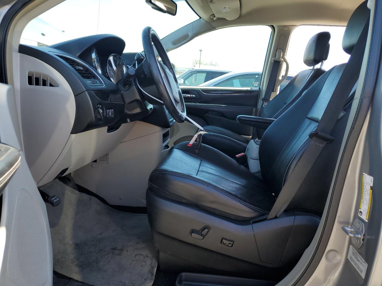 2015 Chrysler Town & Country - Image 7