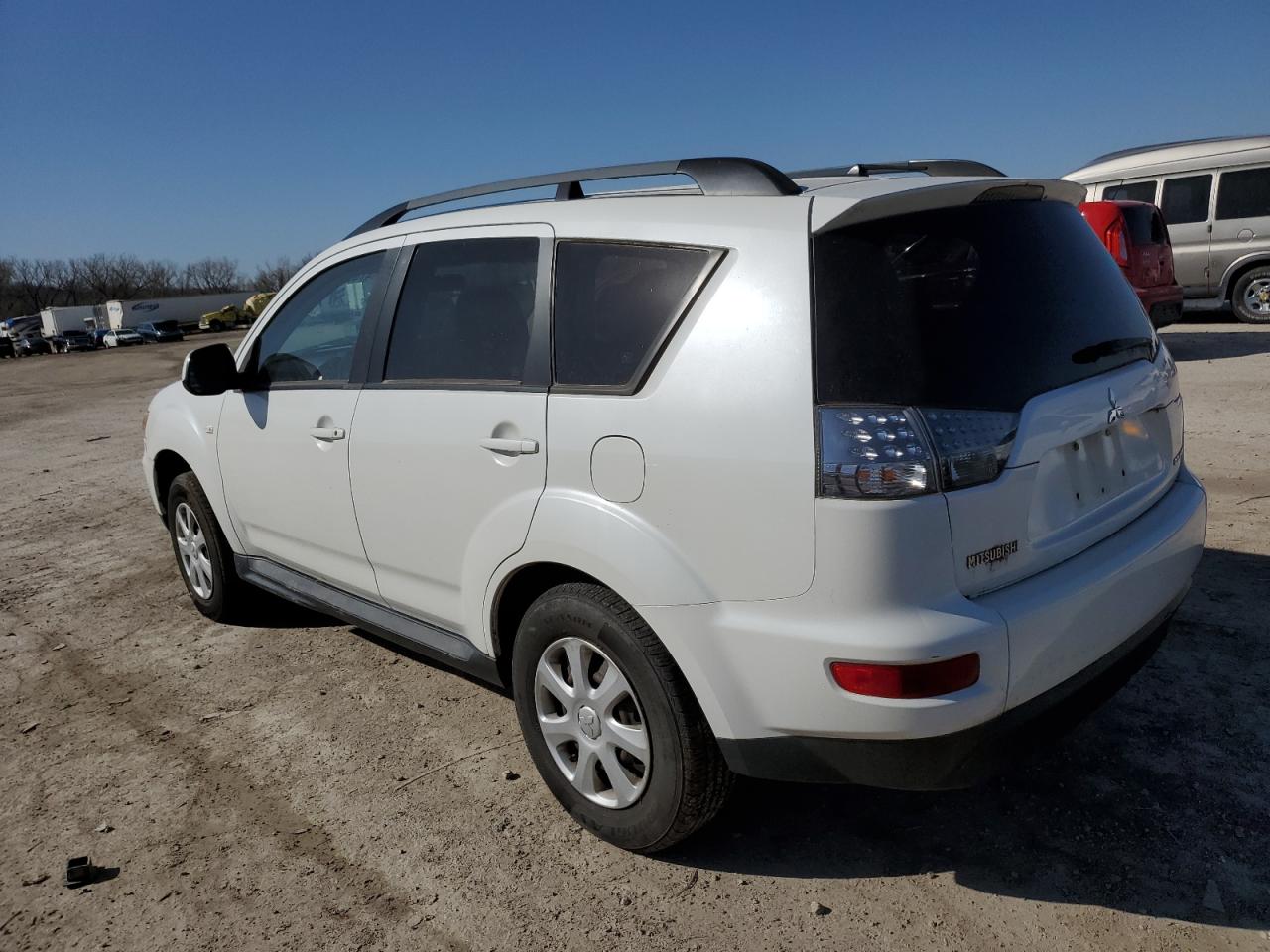 2013 Mitsubishi Outlander - Image 2