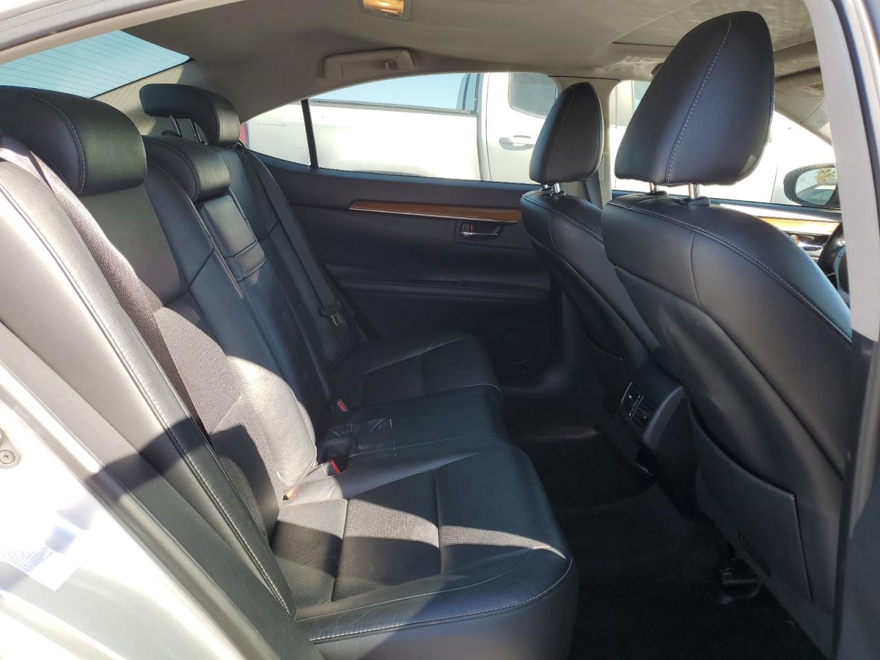 2014 Lexus ES - Image 10