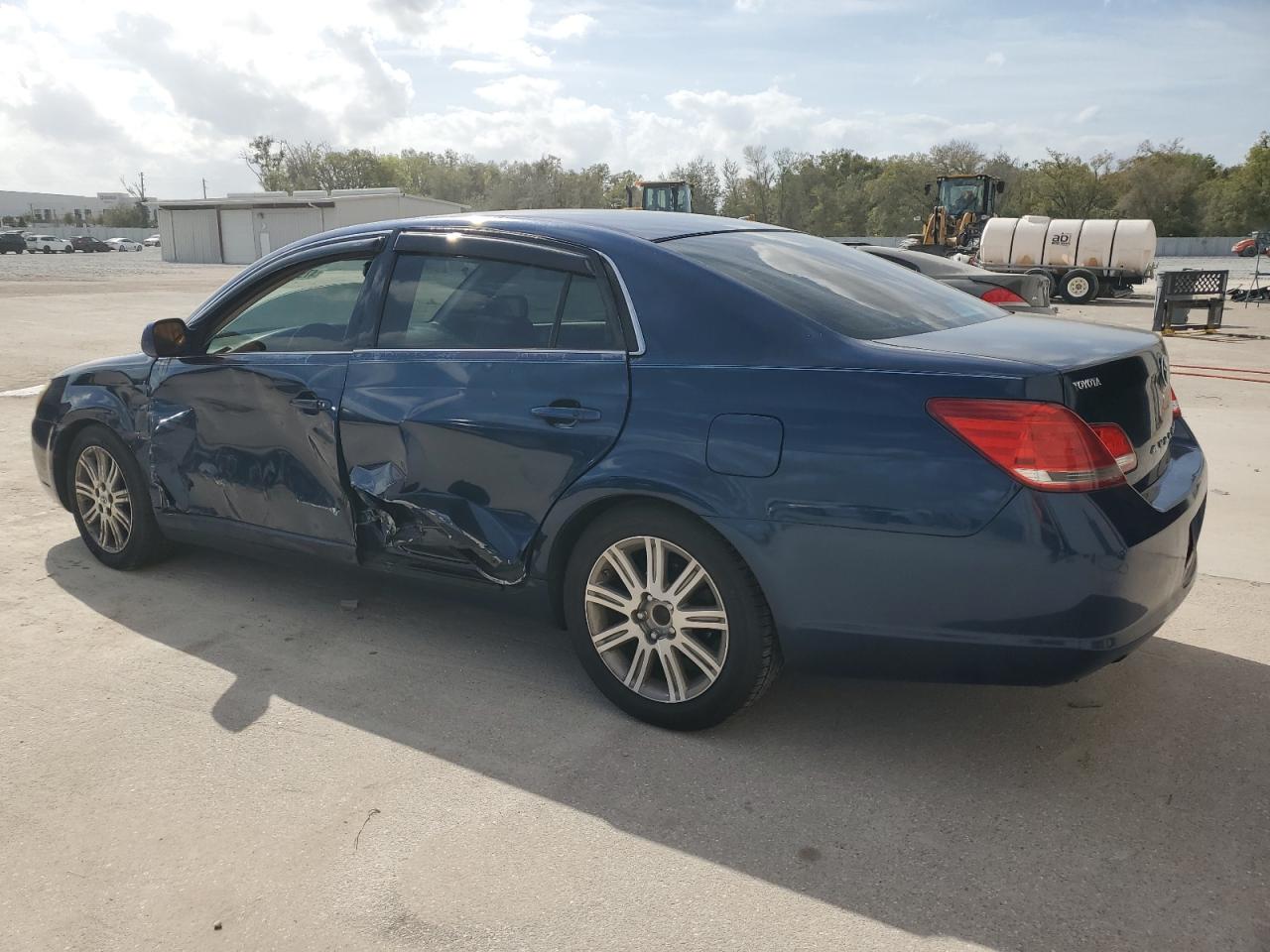 2007 Toyota Avalon - Image 2