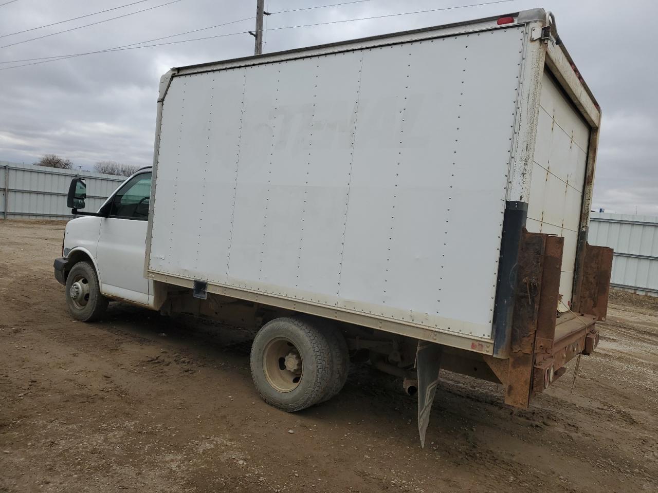 2007 Chevrolet Express - Image 2