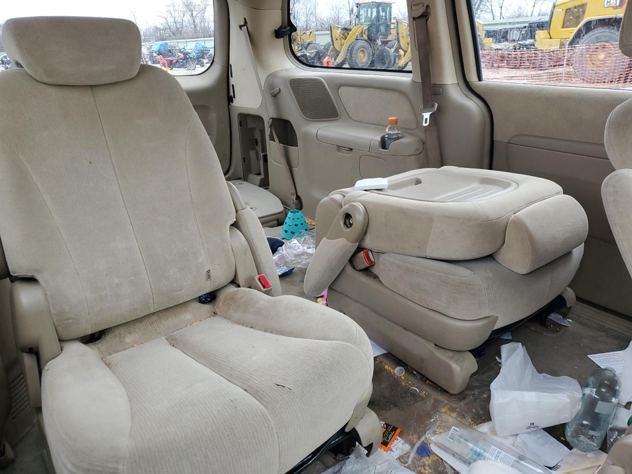 2007 Kia Sedona - Image 11