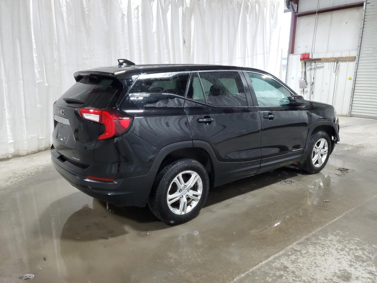2022 GMC Terrain - Image 3