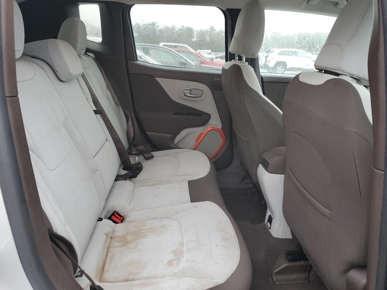 2015 Jeep Renegade - Image 11