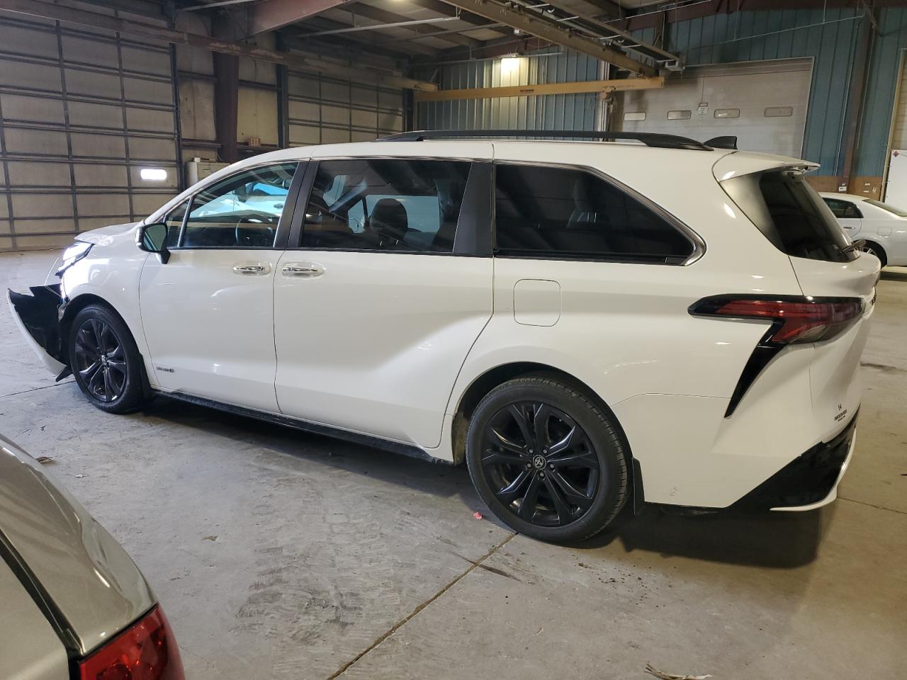2021 Toyota Sienna - Image 2