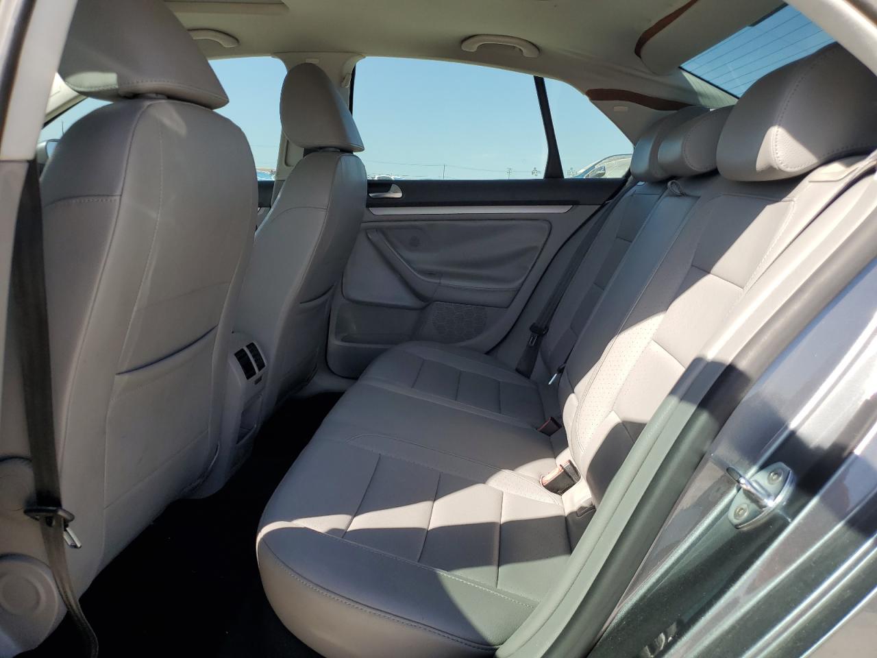 2009 Volkswagen Jetta - Image 10
