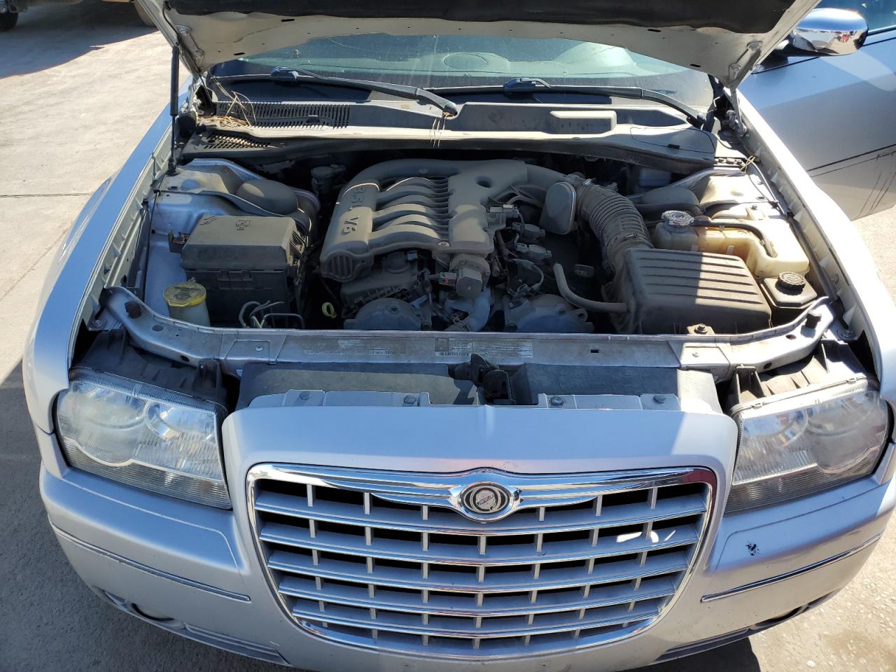 2010 Chrysler 300 - Image 11