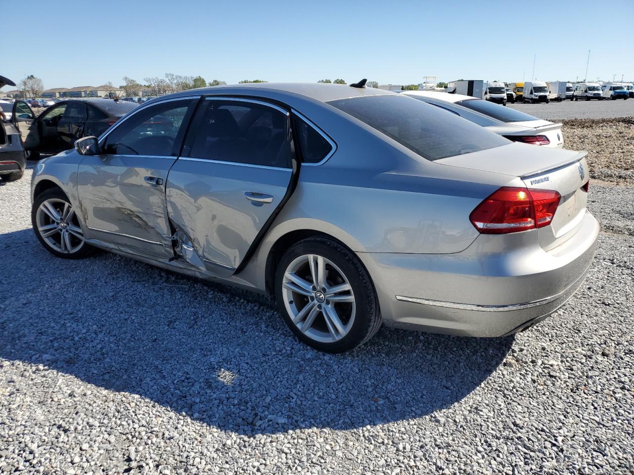 2014 Volkswagen Passat - Image 2