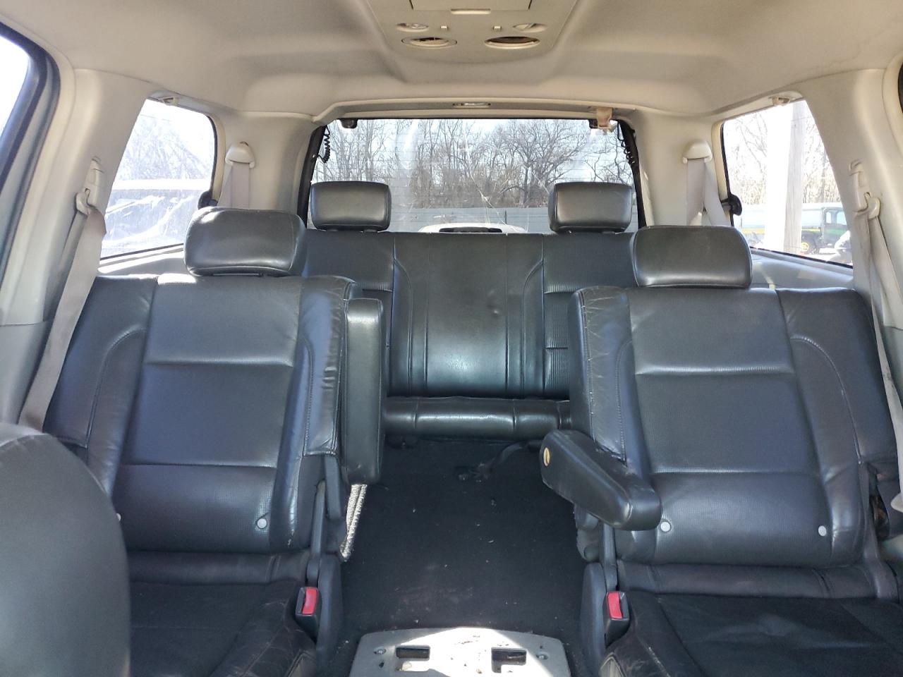 2004 Nissan Armada - Image 10