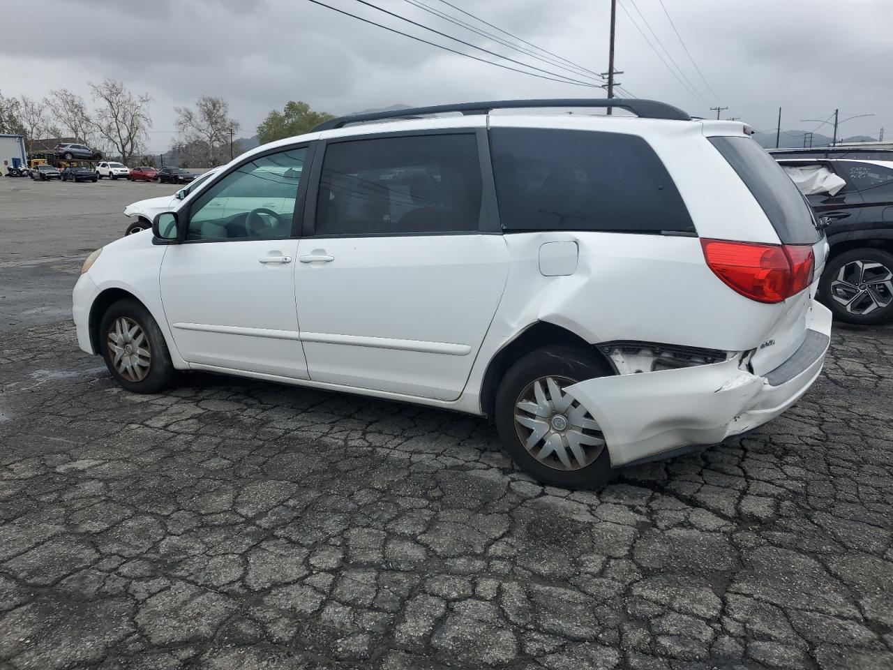 2010 Toyota Sienna - Image 2