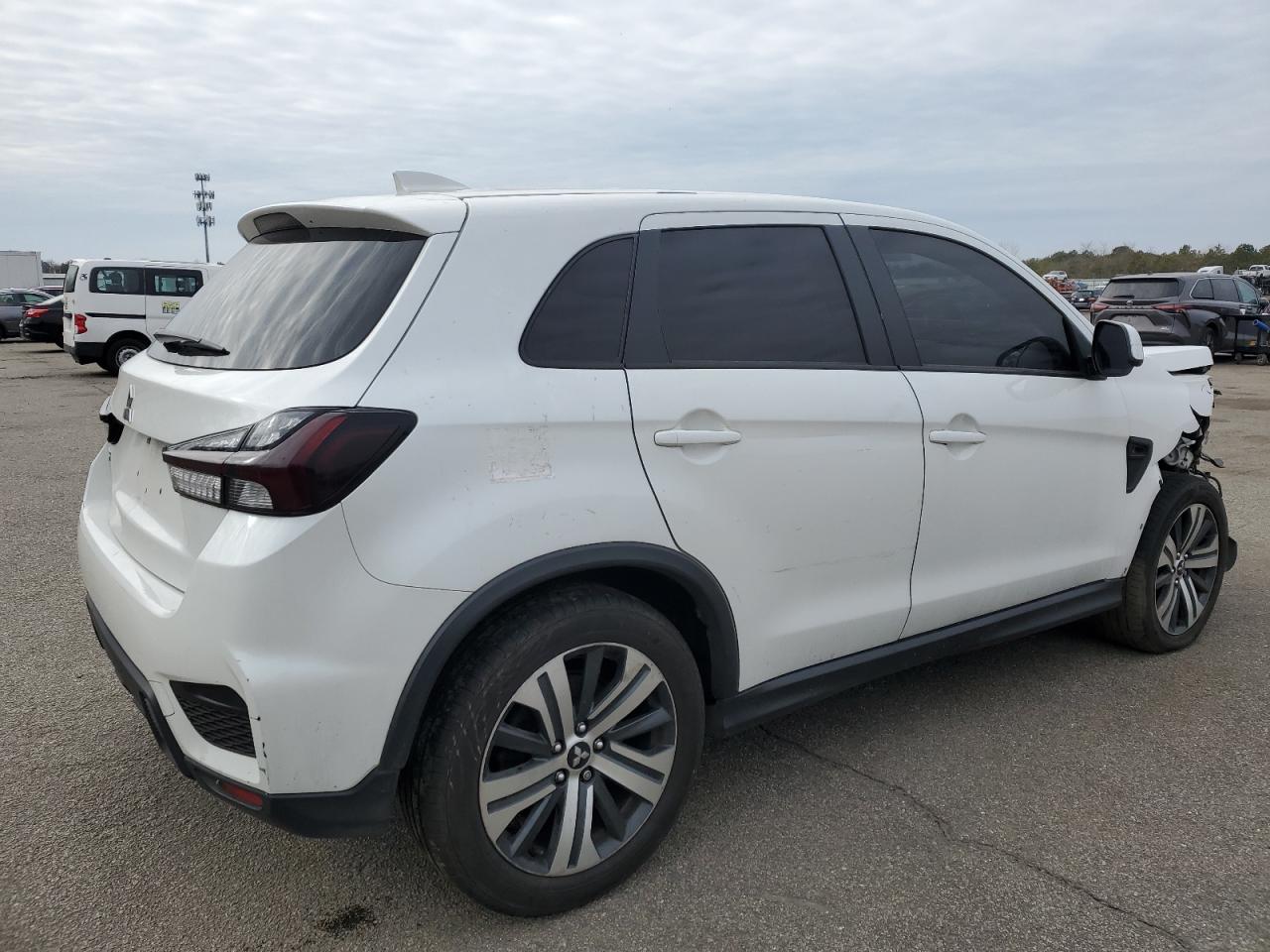 2020 Mitsubishi Outlander - Image 3