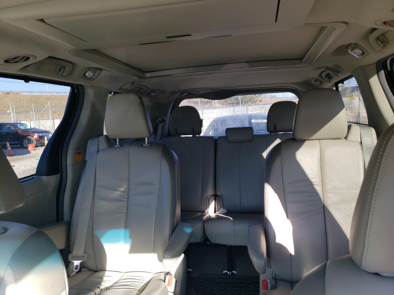 2011 Toyota Sienna - Image 10