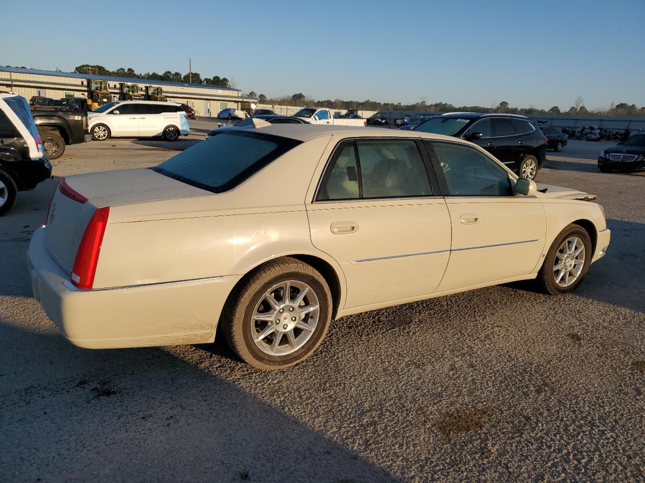 2010 Cadillac DTS - Image 3