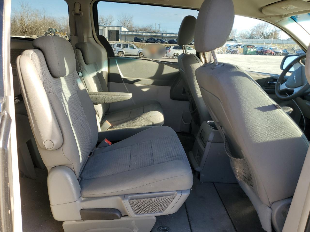 2009 Chrysler Town & Country - Image 11