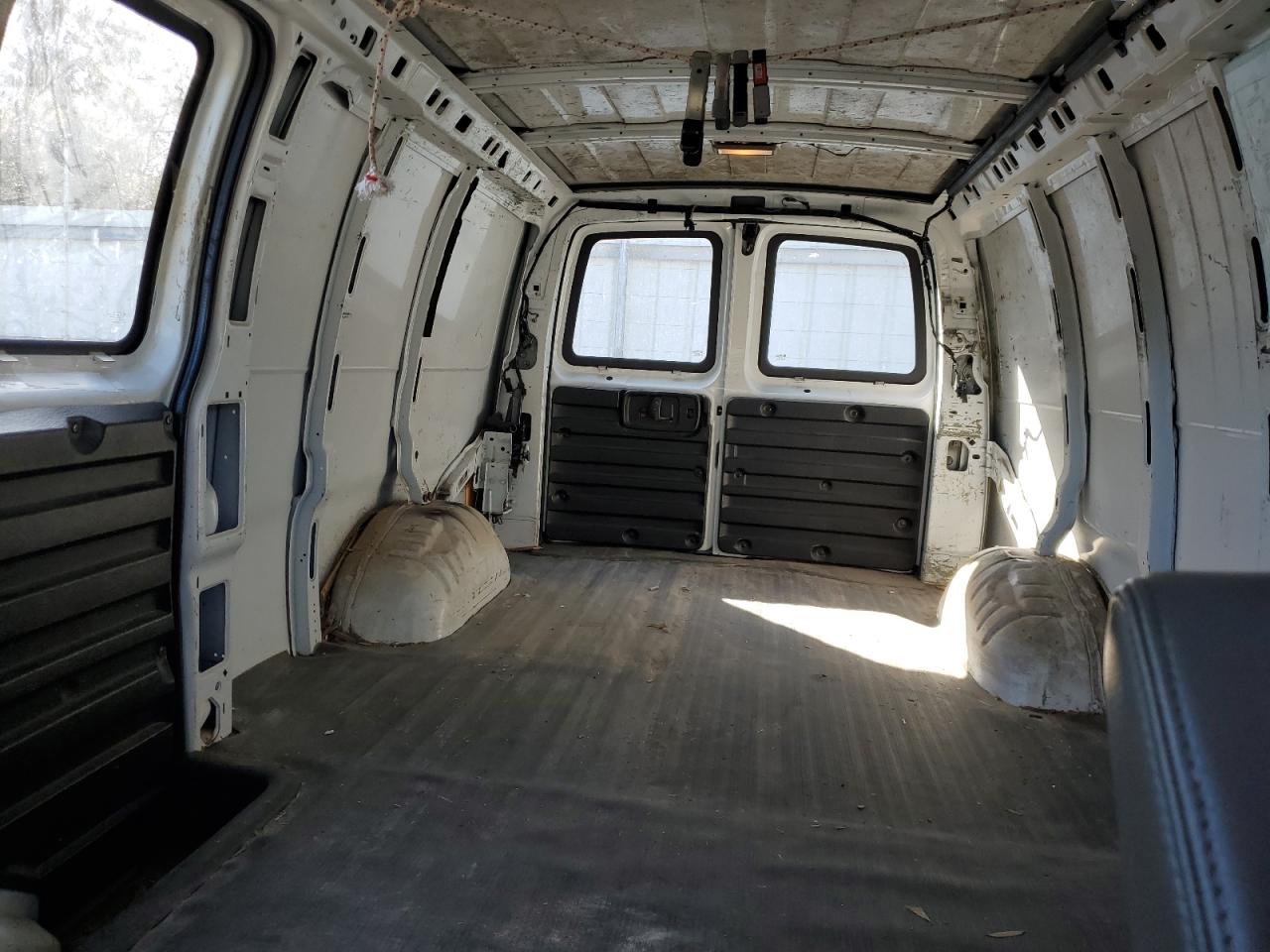 2012 Chevrolet Express - Image 10