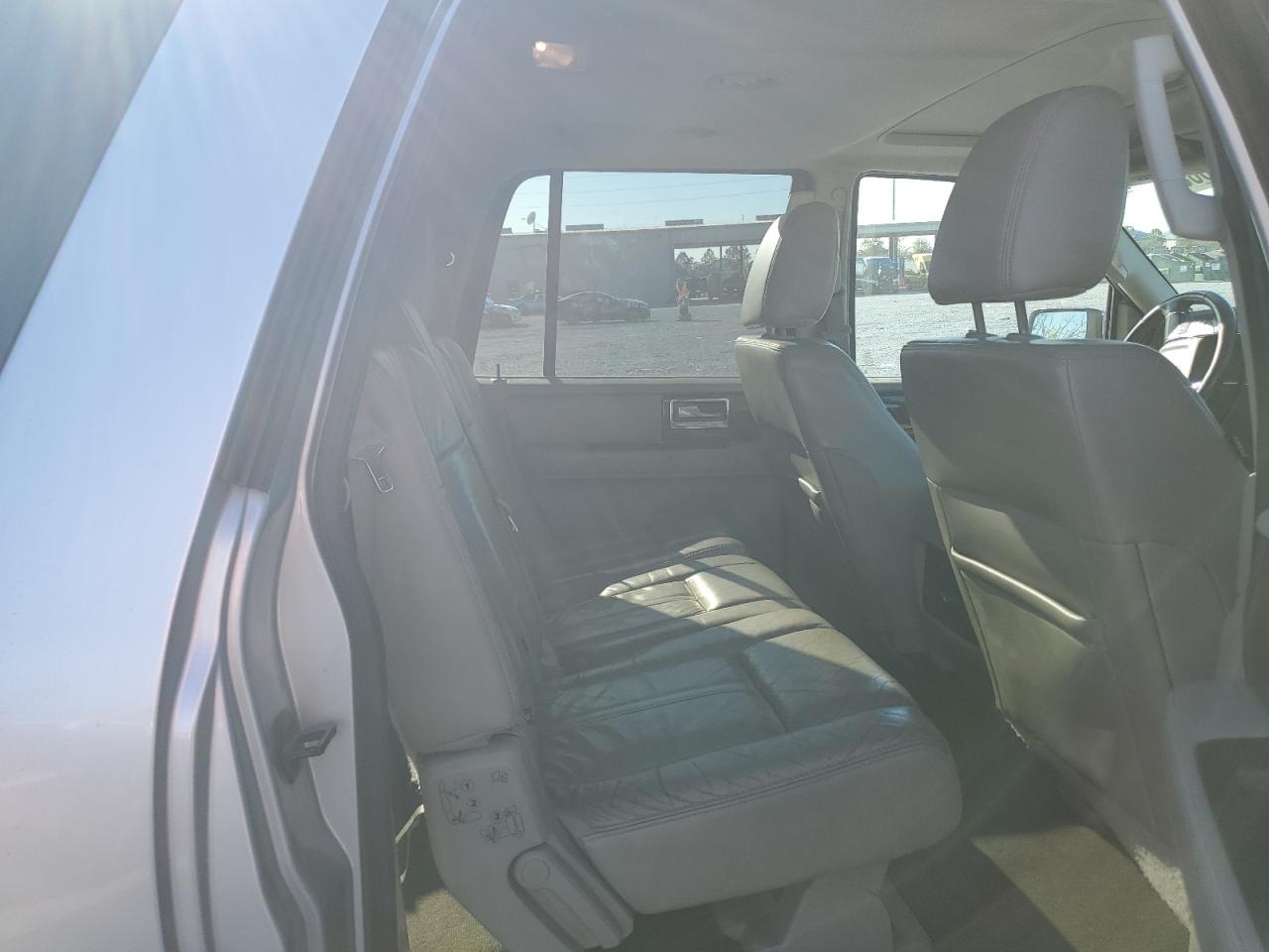 2015 Lincoln Navigator - Image 12