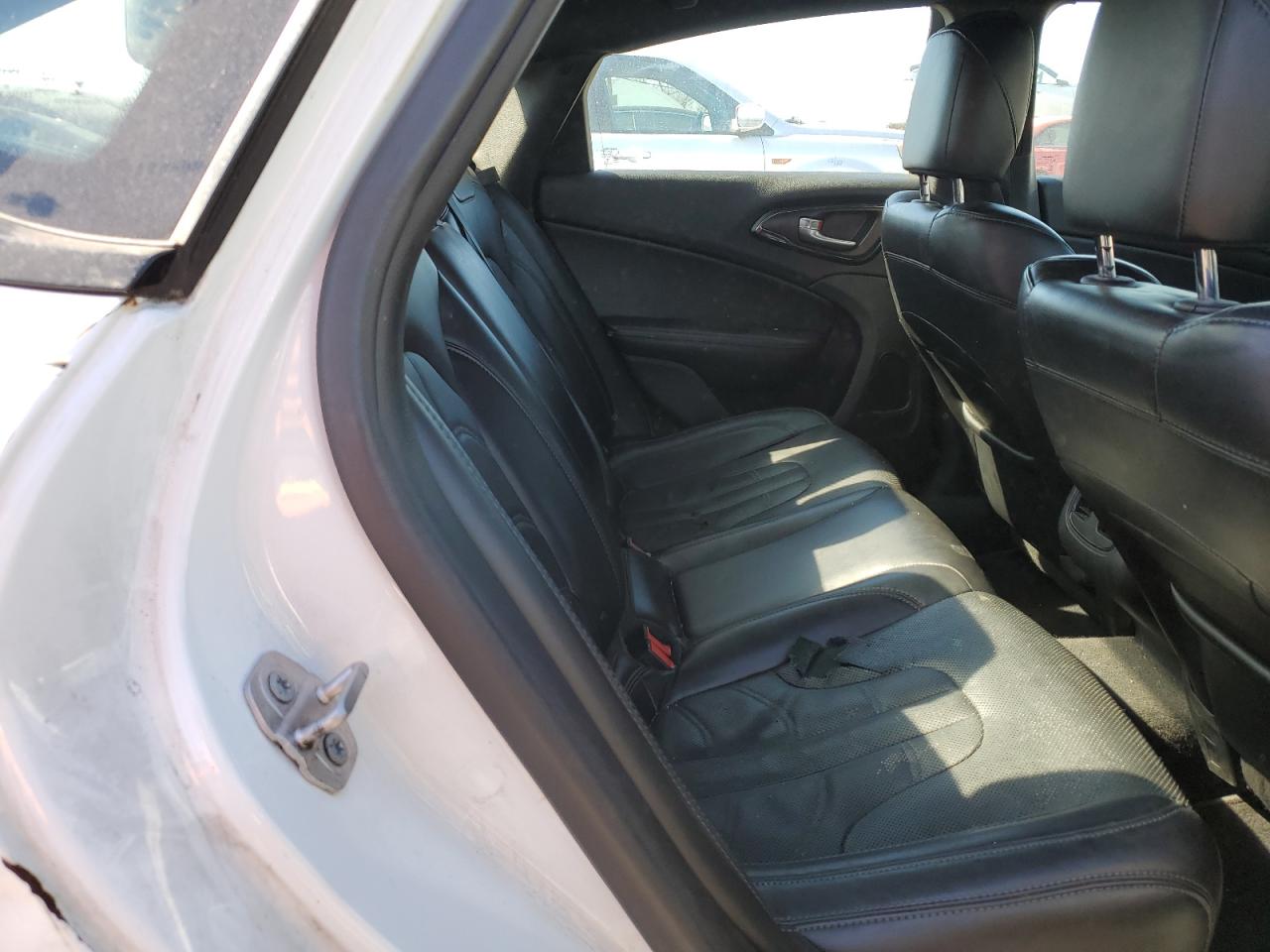 2016 Chrysler 200 - Image 10