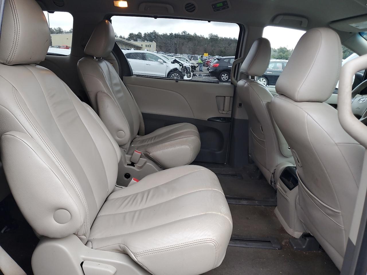 2013 Toyota Sienna - Image 11